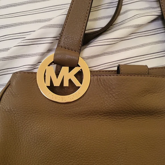 LIKE NEW Michael Kors olive green shoulder bag - Picture 2 of 5
